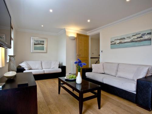 un salon avec un canapé et une table dans l'établissement The Cottage - Goodrington Lodge, à Paignton