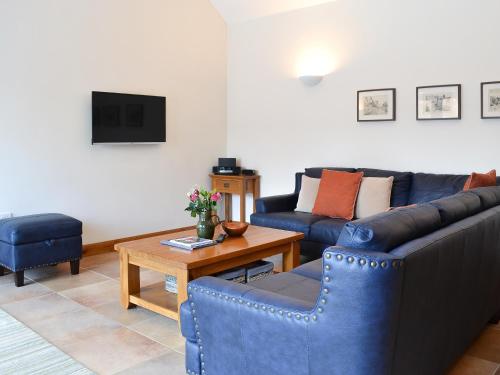 een woonkamer met een bank en een tafel bij Riccal Heads in Lastingham