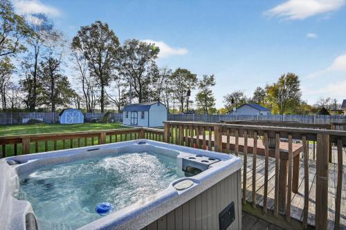 ein Whirlpool auf einer Terrasse mit Zaun in der Unterkunft Cozy Retreat with Hot Tub in Peaceful Goshen home in Goshen