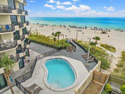 uitzicht op het strand vanaf het balkon van een resort bij Seaside Shanty in Panama City Beach