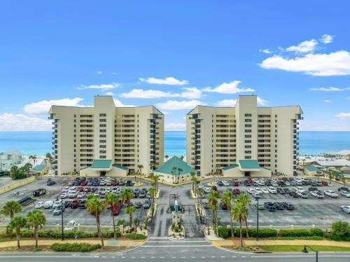 uitzicht op een parkeerplaats bij een resort bij Seaside Shanty in Panama City Beach