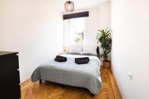 a bedroom with a bed with two towels on it at Modernes Apartment in Altstadtnähe Coburg - kostenloser Parkplatz in Coburg