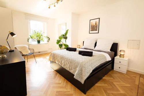 a bedroom with a bed and a desk at Modernes Apartment in Altstadtnähe Coburg - kostenloser Parkplatz in Coburg