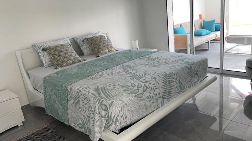 una camera da letto con un letto con un piumone verde di Villa Outaouais a Bielle
