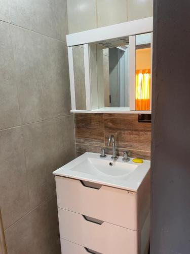 a bathroom with a sink and a mirror at Quinta descansar in Concepción del Uruguay