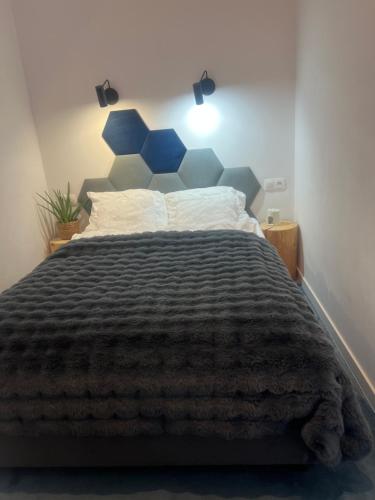 a bedroom with a large bed with a blue headboard at Apartament Niebieski Centrum Sarbinowo in Sarbinowo