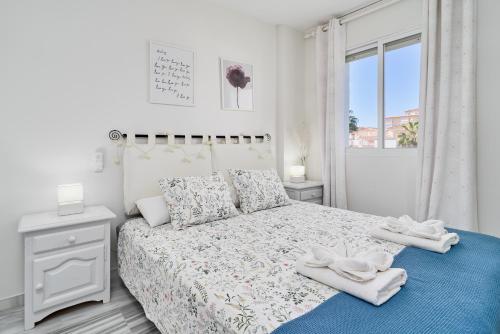 Postel nebo postele na pokoji v ubytování Laguna's Sunset Torrox Costa