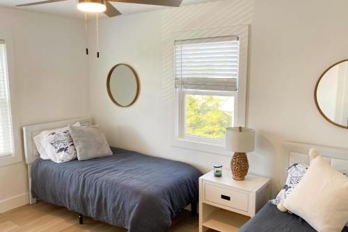 Un dormitorio con dos camas y un espejo. en Keen-Wik on the Bay --- 38355 Hickory Ln, en Bayville