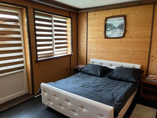 Ένα ή περισσότερα κρεβάτια σε δωμάτιο στο Домашній затишок