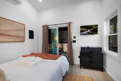 una camera bianca con letto e cassettiera di A Place & Time a Lickskillet