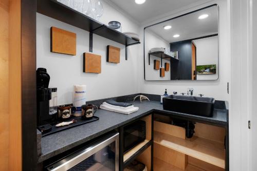 una cucina con lavandino e specchio di A Place & Time a Lickskillet