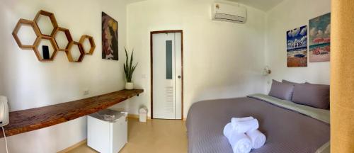 a bedroom with a bed in a room at The Summer Cottage in Khlaung Phai Bae