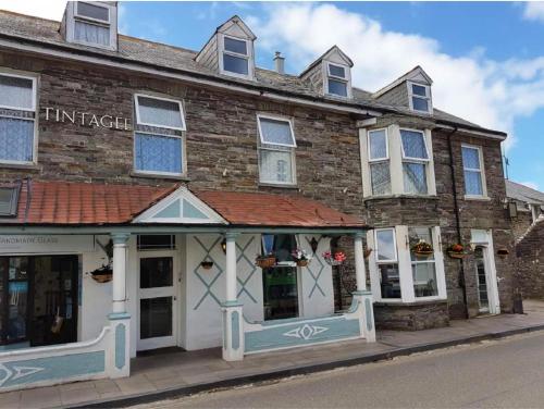 Tintagel Arms Bed and Breakfast في تينتاجيل: مبنى على زاوية شارع
