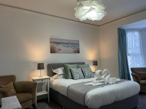 Tintagel Arms Bed and Breakfast في تينتاجيل: غرفة نوم عليها سرير وبجعة