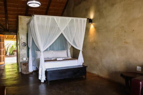 Ένα ή περισσότερα κρεβάτια σε δωμάτιο στο Kambaku II Boat Safaris & Lodge