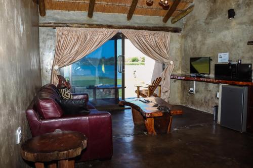 Η κουζίνα ή μικρή κουζίνα στο Kambaku II Boat Safaris & Lodge