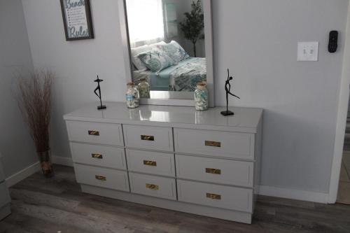 un comò con uno specchio sopra di Blue Paradise a Englewood