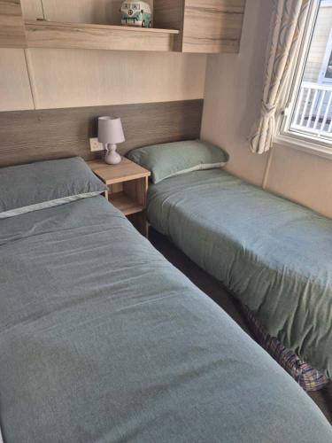 En eller flere senge i et værelse på Marine Park Holiday Park Rhyl