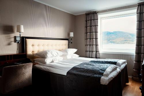 ファウスケにあるScandic Fauskeの窓のある大きなベッドのある寝室