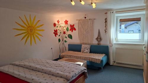 Ένα ή περισσότερα κρεβάτια σε δωμάτιο στο Anita's Ferienwohnung nahe Neuschwanstein