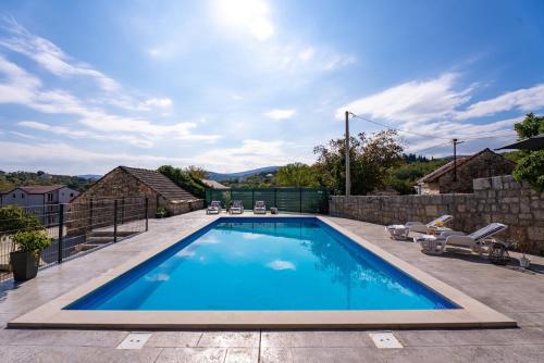 Villa Gloria: Stylish 5-Bedroom Retreat with Private Pool and Stunning Valley Views