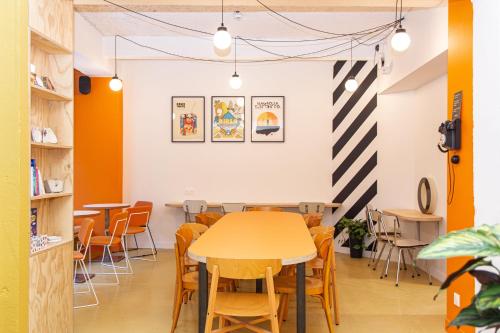 een eetkamer met een tafel en stoelen bij OLDEGAR Hôtel in Nantes