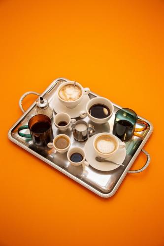 una bandeja con varias tazas de café encima en OLDEGAR Hôtel, en Nantes