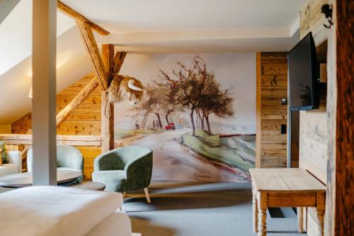 een slaapkamer met een schilderij aan de muur bij Historischer Gasthof Zum Anker Wachau in Wachau