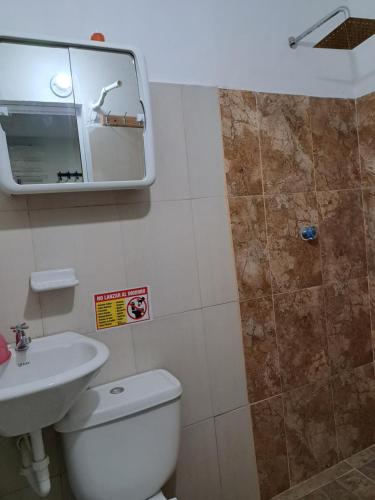 Koupelna v ubytování Arriendo habitaciones amobladas con aire acondicionado