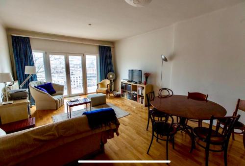 Posezení v ubytování Breathtaking balcony to the Castle