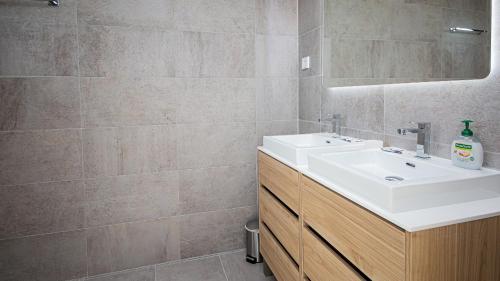 un bagno con lavandino e specchio di Villa Sapphire 62 a Castillo de Sabinillas