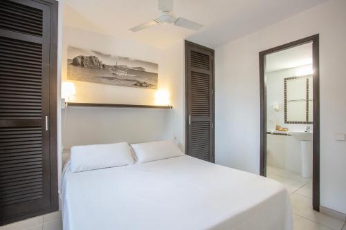 Ένα ή περισσότερα κρεβάτια σε δωμάτιο στο Apartamento en club cala azul