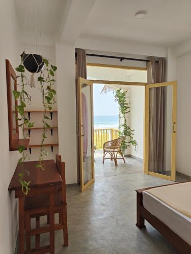 sala de estar con puerta que da a un patio en The Sun Set, en Weligama