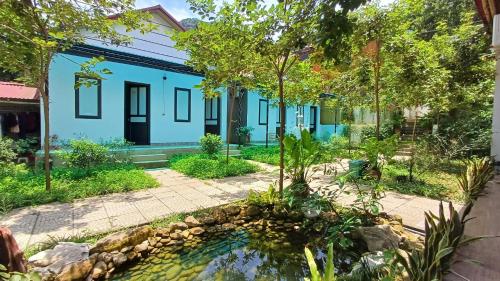 Un jardín fuera de Homestay Suối Mây Garden