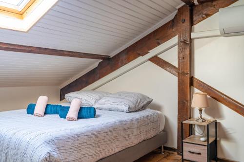 Una cama o camas en una habitación de Appart' cosy sur les toits du coeur de Nice - Clim