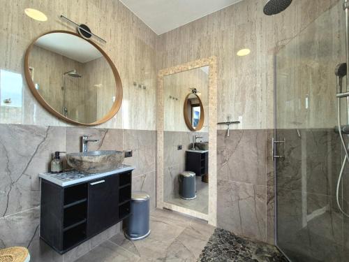a bathroom with a sink and a shower and a mirror at Apartment Oliven Penthouse in Sutivan