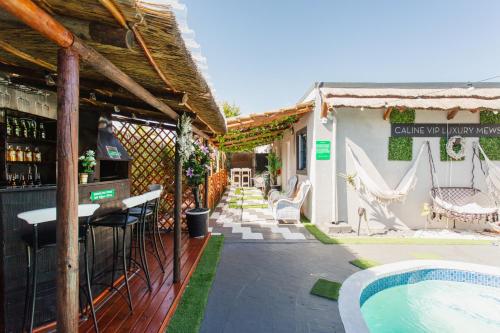 Πισίνα στο ή κοντά στο Caline VIP Luxury Jacuzzi &, Swimming Pool MEWS