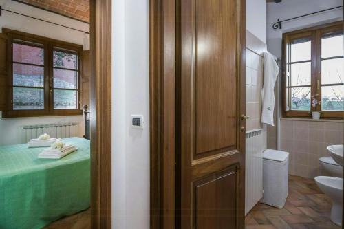 Koupelna v ubytování Apartment Near Lake Trasimeno With View