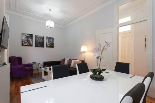 Et tv og/eller underholdning på Charm Homes Lisbon Historic Balcony & Art