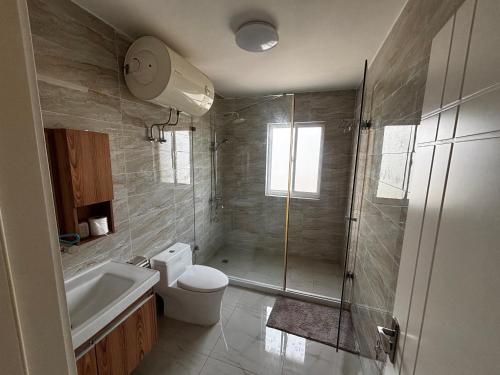 Koupelna v ubytování Exclusive 3 Bedroom House Apartment, Gated