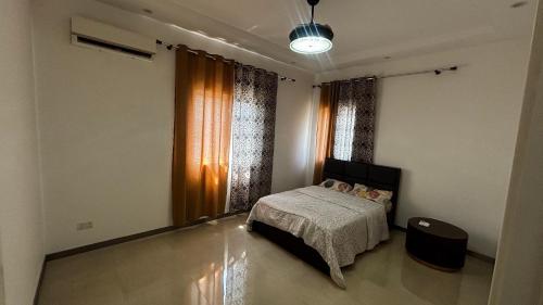 Postel nebo postele na pokoji v ubytování Exclusive 3 Bedroom House Apartment, Gated