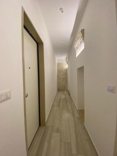 an empty hallway with a door in a room at B&B Iris in Terlizzi
