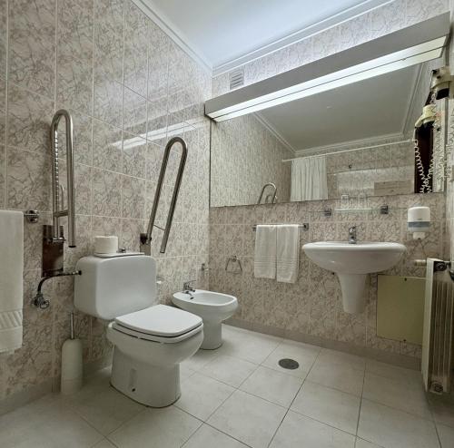 FermentelosにあるWOT Pateira Soulのトイレと洗面台のあるバスルーム