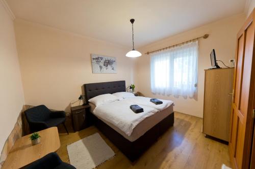 Ένα ή περισσότερα κρεβάτια σε δωμάτιο στο Vámos Apartman