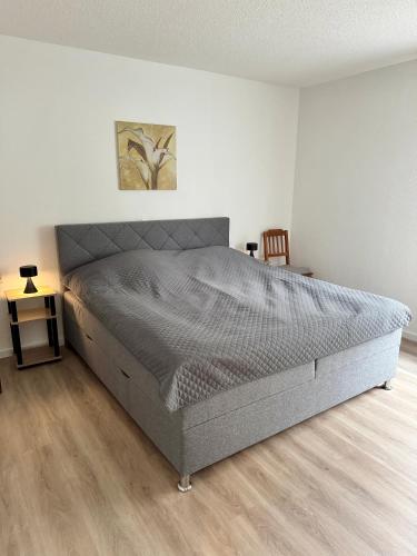 een slaapkamer met een groot bed in een witte kamer bij Apartment Rose in Bad Rappenau