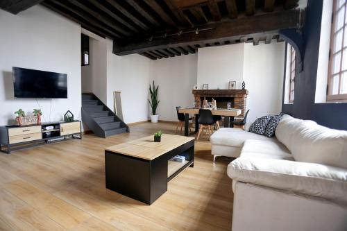 TV a/nebo společenská místnost v ubytování Luxe Architect Poirier Centre Chatelet I