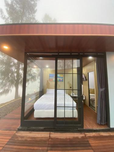 Ένα ή περισσότερα κρεβάτια σε δωμάτιο στο Kayana Capsul Dieng