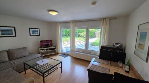 un salon avec un canapé et une table dans l'établissement Haus am See Zislow Whg 2, à Zislow