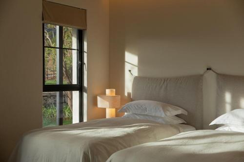 En eller flere senge i et værelse på Lugu Lake Lanyue Hotel