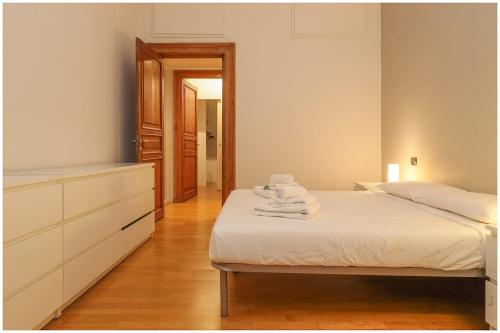 Ένα ή περισσότερα κρεβάτια σε δωμάτιο στο Domus Napione 2 steps from Piazza Vitto WIFI & AC